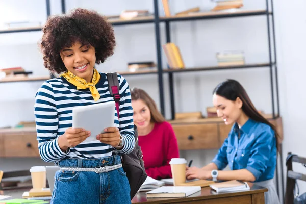 Messa a fuoco selettiva di studente afro-americano utilizzando tablet — Foto stock