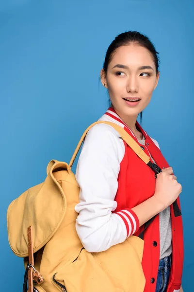 Porträt der schönen asiatischen Studentin mit Rucksack isoliert auf blau — Stockfoto