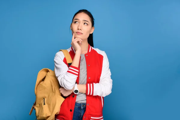 Портрет стомленого азіатського студента з рюкзаком ізольовано на синьому — стокове фото