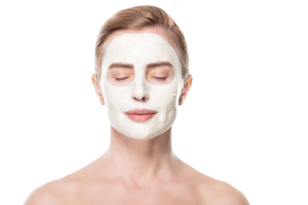 Retrato de ojos cerrados mujer con mascarilla facial aislada en blanco - foto de stock