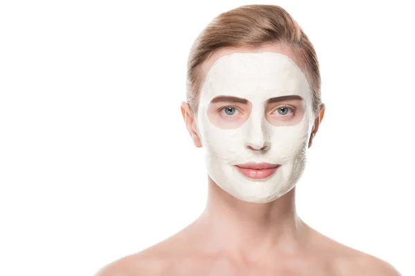 Femme avec masque soin visage isolé sur blanc — Photo de stock