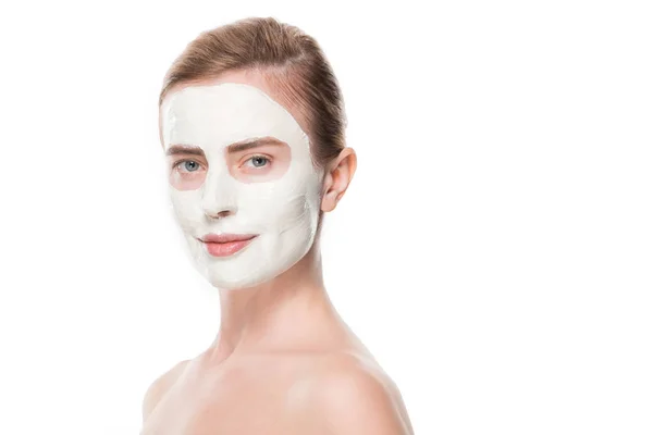 Портрет жінки з маскою для обличчя ізольовано на білому — стокове фото
