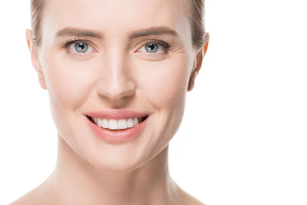 Усміхнена жінка зі свіжою чистою шкірою ізольована на білому — стокове фото