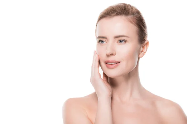 Femme avec une peau propre et fraîche touchant son visage isolé sur blanc — Photo de stock