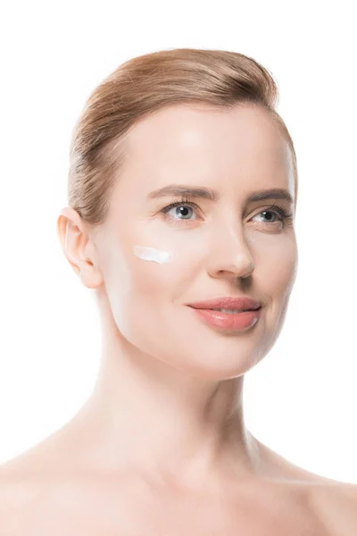 Жінка з кремом на обличчі ізольована на білому — стокове фото