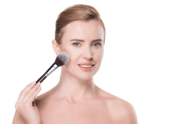 Donna con pelle pulita applicando polvere cosmetica isolata su bianco — Foto stock