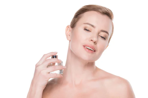 Femme à la peau propre utilisant un parfum isolé sur blanc — Photo de stock