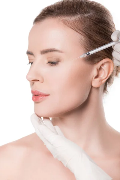 Mãos de esteticista fazendo injeção na bochecha da mulher isolada no branco — Fotografia de Stock