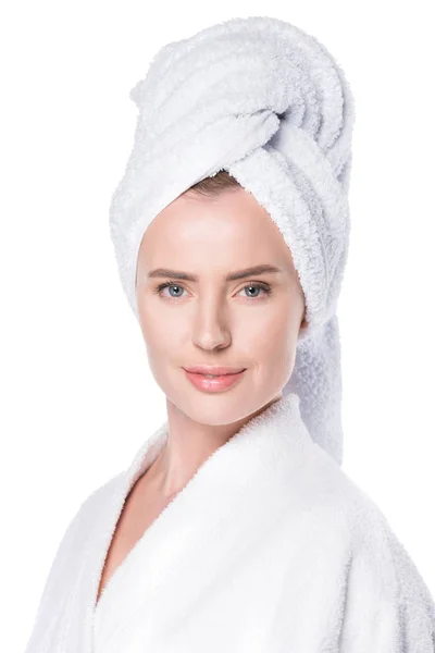 Portrait de femme souriante à la peau propre en peignoir et serviette sur cheveux isolés sur blanc — Photo de stock