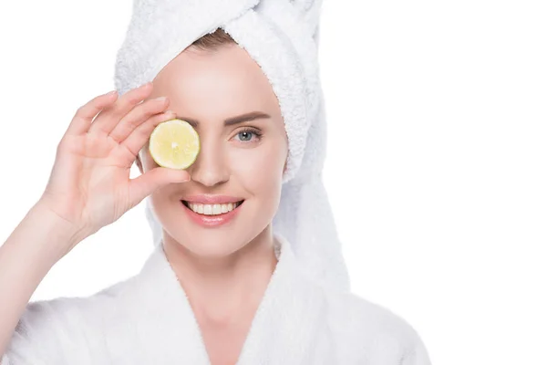 Fêmea com pele limpa segurando fatia de limão isolada em branco — Fotografia de Stock
