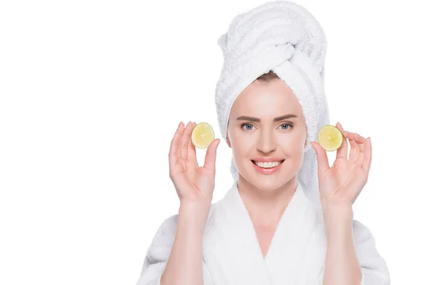 Fêmea com pele limpa segurando fatias de limão isoladas em branco — Fotografia de Stock