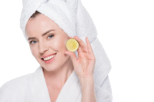Mulher com pele limpa segurando fatia de limão isolado em branco — Fotografia de Stock