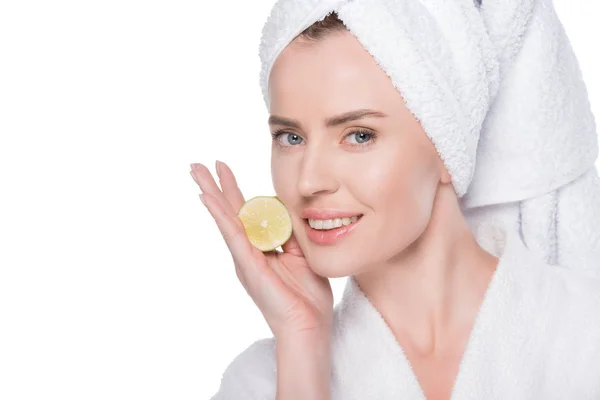 Retrato de mulher com pele limpa fresca segurando fatia de limão isolado em branco — Fotografia de Stock