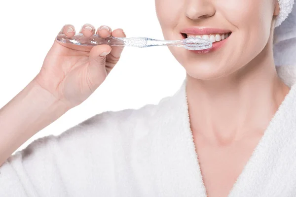 Vista recortada de la mujer cepillándose los dientes aislados en blanco - foto de stock