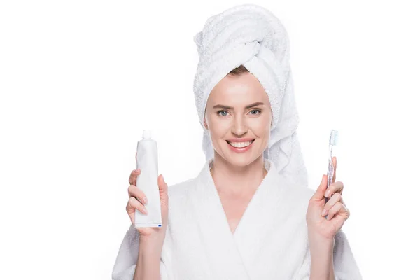 Femme avec peau propre tenant brosse à dents et dentifrice isolé sur blanc — Photo de stock