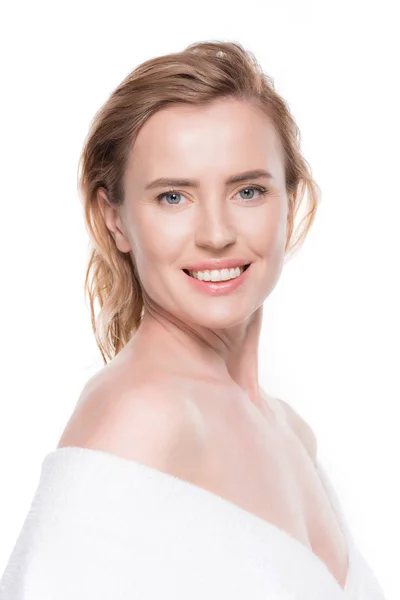 Mulher sorridente com pele limpa isolada em branco — Fotografia de Stock