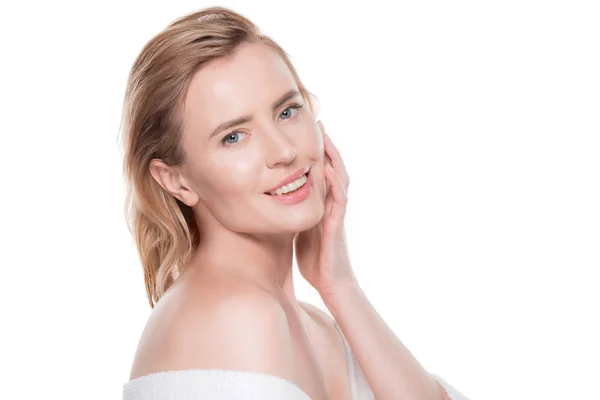 Frau mit sauberer Haut berührt eigenes Gesicht isoliert auf weiß — Stockfoto