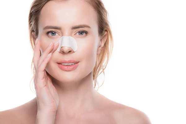 Mujer tocando la raya nasal aislada en blanco - foto de stock