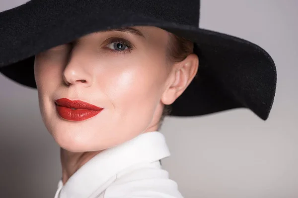 Portrait de femme avec oeil caché sous le chapeau isolé sur blanc — Photo de stock