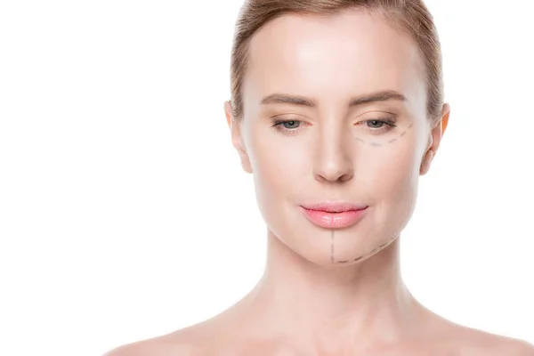 Femme avec des lignes peintes sur le visage pour la chirurgie plastique isolé sur blanc — Photo de stock