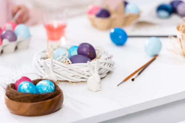 Oeufs de Pâques et peinture sur table blanche — Photo de stock