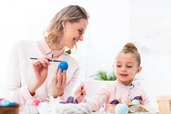 Mère et fille s'amusent en peignant des œufs de Pâques — Photo de stock