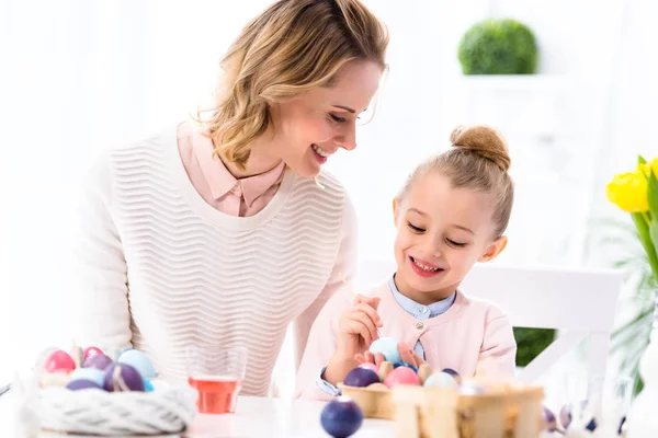 Oeufs à colorier enfant et mère pour Pâques — Photo de stock