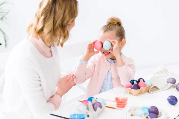 Pai e filha se divertindo com ovos de Páscoa coloridos — Fotografia de Stock