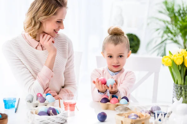 Bambino che detiene uova di Pasqua da madre sorridente — Foto stock