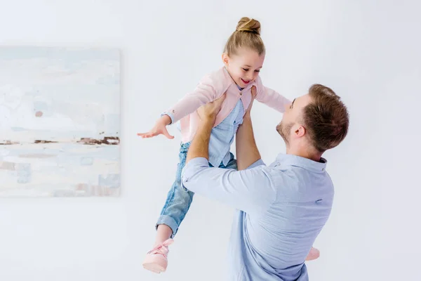 Jeune père jouant avec une enfant fille — Photo de stock
