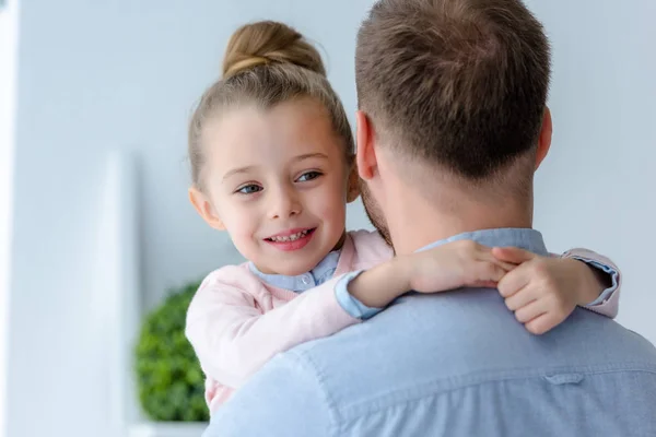 Niedliche vorpubertäre Tochter umarmt Vater — Stockfoto