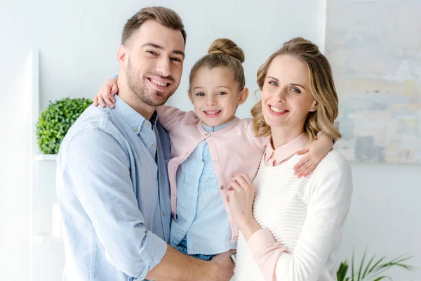 Lächelnde Familie mit kleiner Tochter — Stockfoto