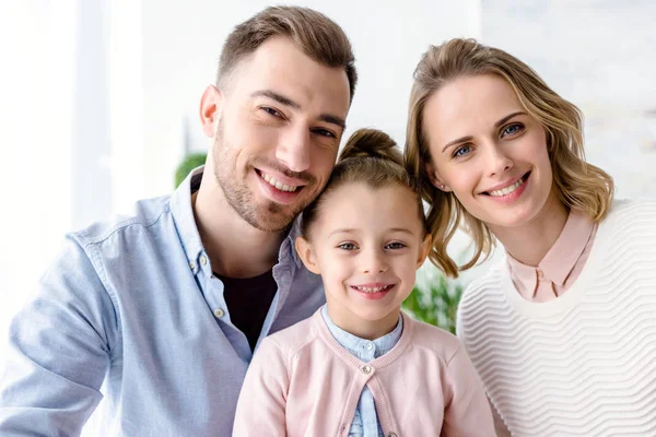 Adorável família com filha em roupas casuais — Fotografia de Stock