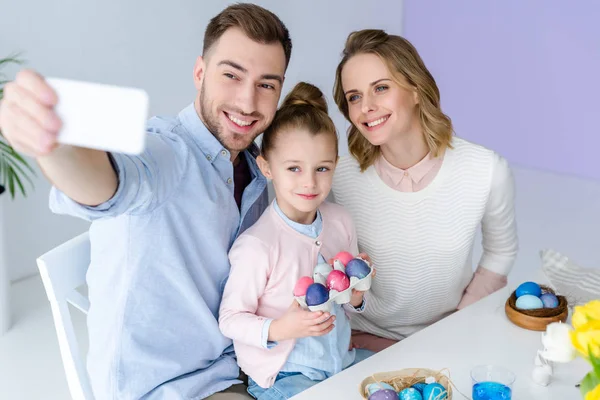 Prendre du selfie en famille avec des œufs peints de Pâques — Photo de stock
