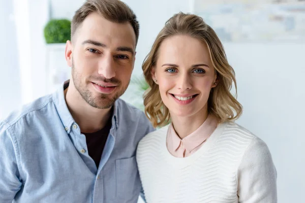 Sorridente giovane coppia in abiti casual — Foto stock