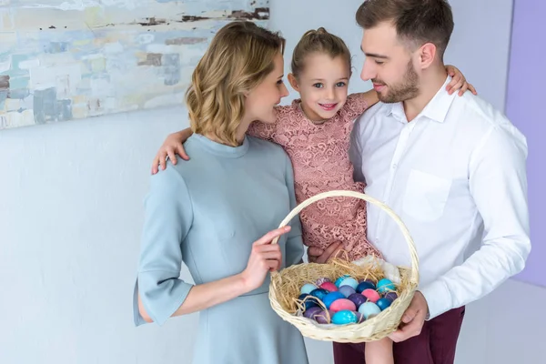 Pais e filha com cesta com ovos de Páscoa — Fotografia de Stock