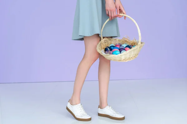 Vista recortada de la mujer sosteniendo huevos de Pascua pintados - foto de stock