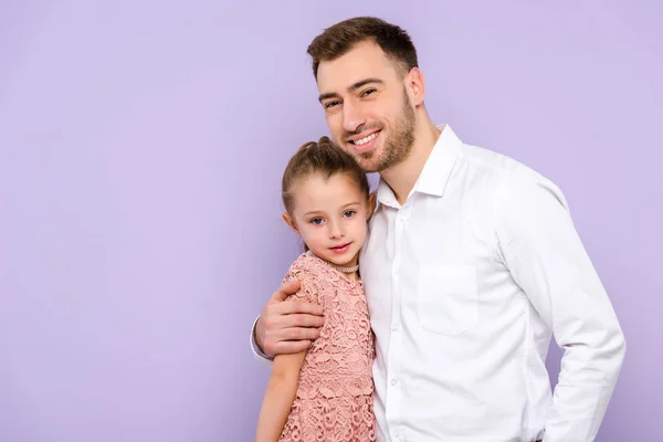 Père embrassant fille isolée sur violet — Photo de stock