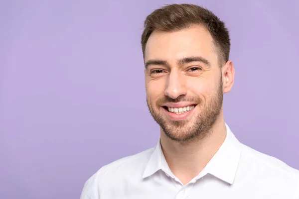 Schöner Mann lächelt isoliert auf violett — Stockfoto
