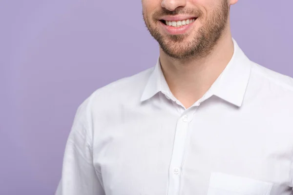 Ausgeschnittene Ansicht eines jungen Mannes isoliert auf violett — Stockfoto