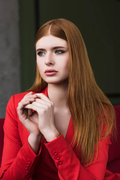 Modelo de moda femenina vestida con chaqueta roja - foto de stock
