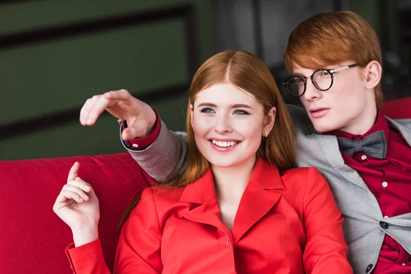 Sorrindo jovem casal de modelos de moda vestidos com ternos — Fotografia de Stock