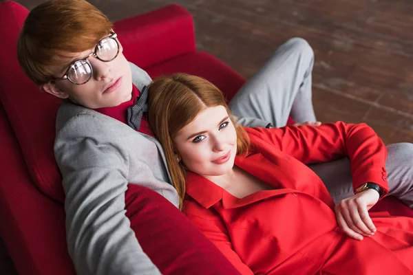 Vue grand angle de la jeune femme élégante couchée sur le petit ami dans des lunettes — Photo de stock