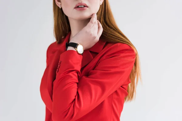 Vista ritagliata di elegante giovane donna con orologio da polso isolato su grigio — Foto stock