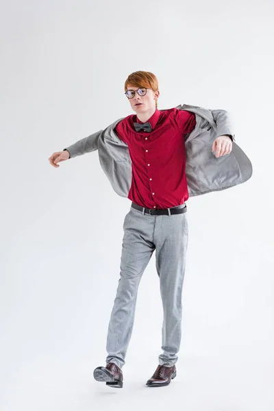 Junges männliches Modell im Anzug isoliert auf grau — Stockfoto