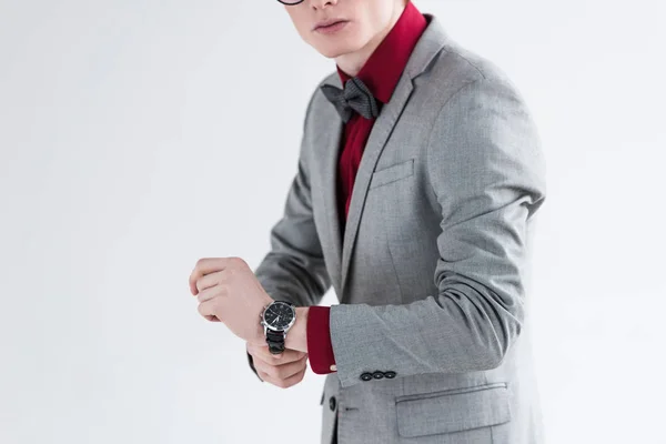 Vista recortada de modelo de moda masculina en traje ajustando reloj de pulsera - foto de stock