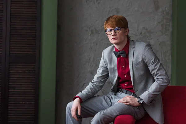 Männermode-Model mit Brille im grauen Anzug — Stockfoto