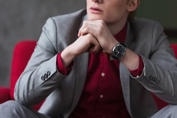 Обрізаний вид чоловічої моделі моди з наручним годинником — стокове фото