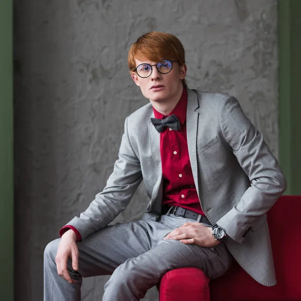 Портрет молодого стильного человека в очках — стоковое фото