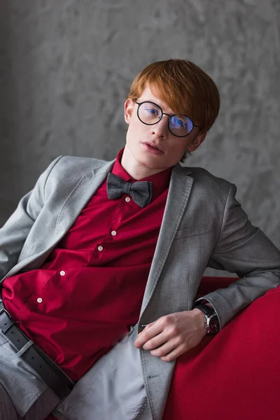 Modèle masculin en lunettes habillé en costume et noeud papillon — Photo de stock